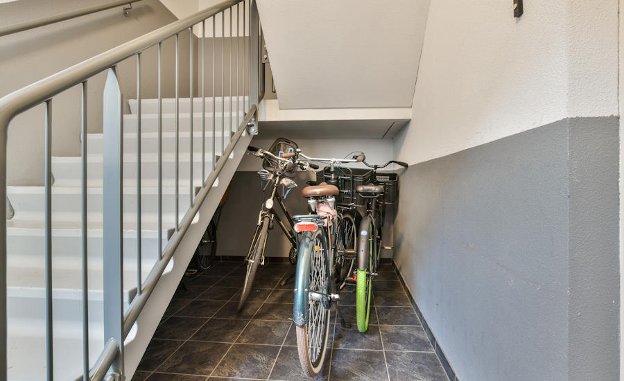 cyklar och barnvagnar hör i de flesta fall inte hemma i trappuppgångar då risken är påtaglig att de blockerar utrymningsvägen förutsatt att där inte finns en avsedd och avsides plats för dessa transportmedel