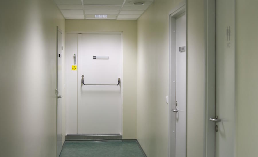 daglig egenkontroll av brandskydd innebär bland annat checka av så att samtliga branddörrar är stängda men samtidigt är lätta att öppna om olyckan är framme