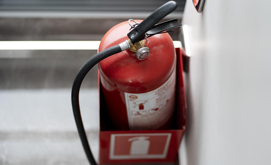 en fulladdad brandsläckare som dessutom inte har passerat sitt bäste före-datum är A och O för att stoppa eller begränsa en brand en viktig punkt att pricka av vid en egenkontroll av fastighetens brandskydd