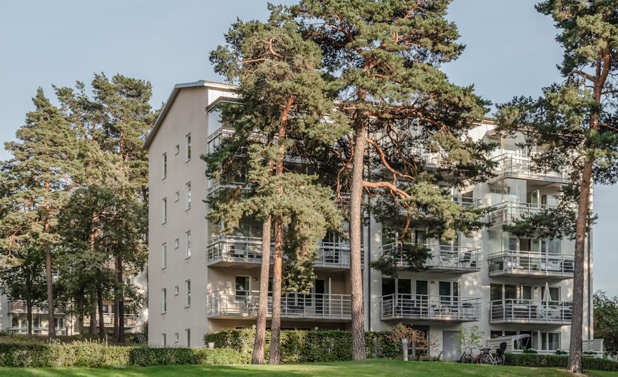 stiger du in i trappuppgången i ett flerbostadshus så är det stor sannolikhet att du möts av en uppsättning fastighetsboxar detta blir mer och mer vanligt runtom i Sverige även vad gäller radhus lägenheter och dylikt