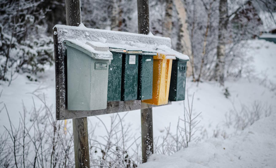 på landsbygden får man i regel inte sprida ut postlådorna vid varje hus utan de behöver samlas på ett och samma ställa vad gäller X antal lådor