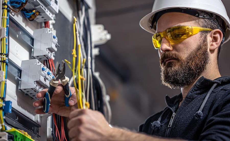 enbart elektriker som gått en utbildning och därmed är behöriga får koppla in reservkraft till en fastighets elanläggning